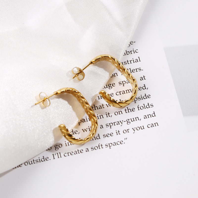 Travel Accessories As Gifts - 1 buah anting stud berbentuk setengah
